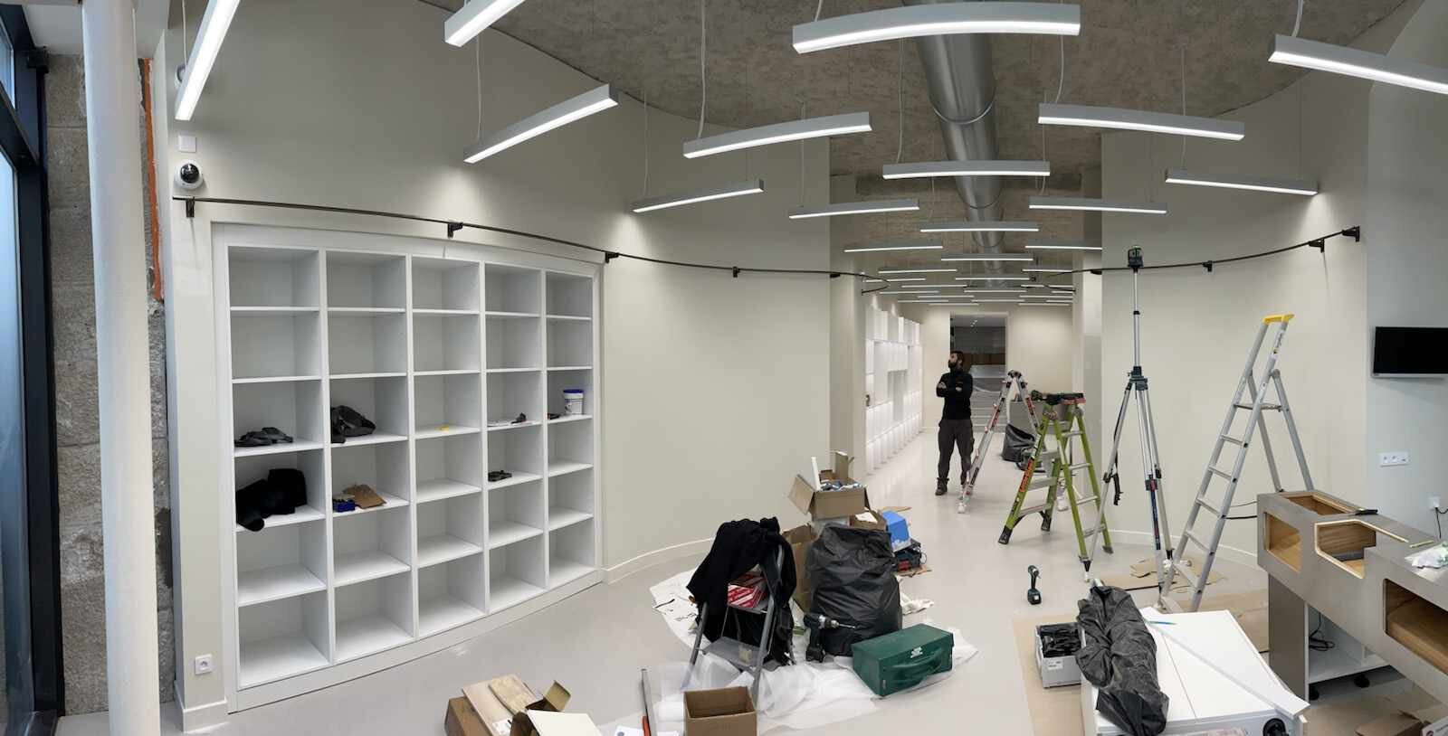 Pose d'agencement métallique sur un chantier professionnel par AMS