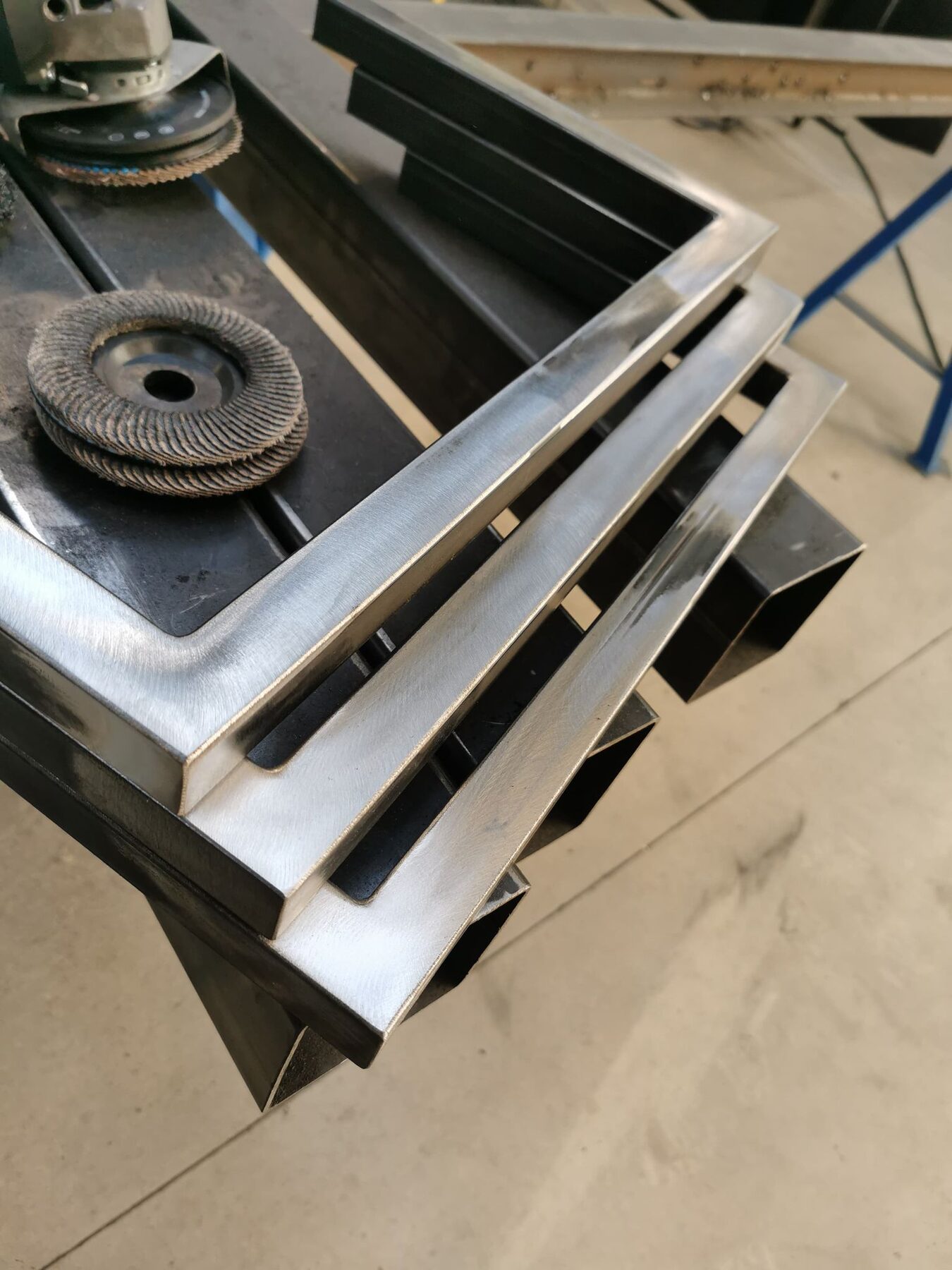 Finition de soudure sur structure métallique, atelier AMS