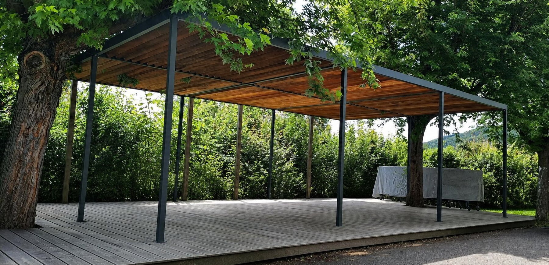 Pergola métallique sur mesure avec toit en bois, réalisée par AMS Métallerie Soudure