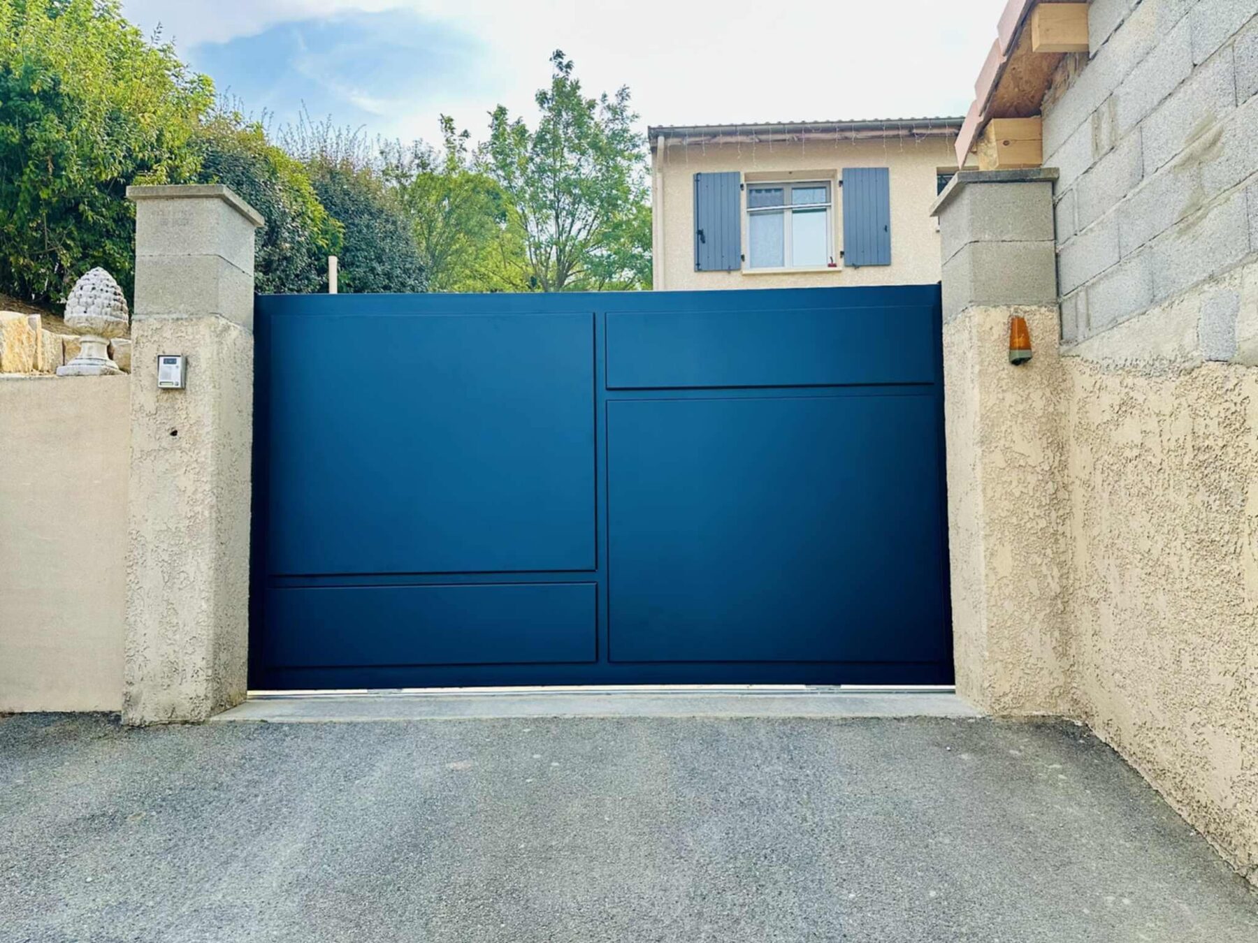Portail métallique bleu nuit sur mesure, motorisé, fabriqué par AMS