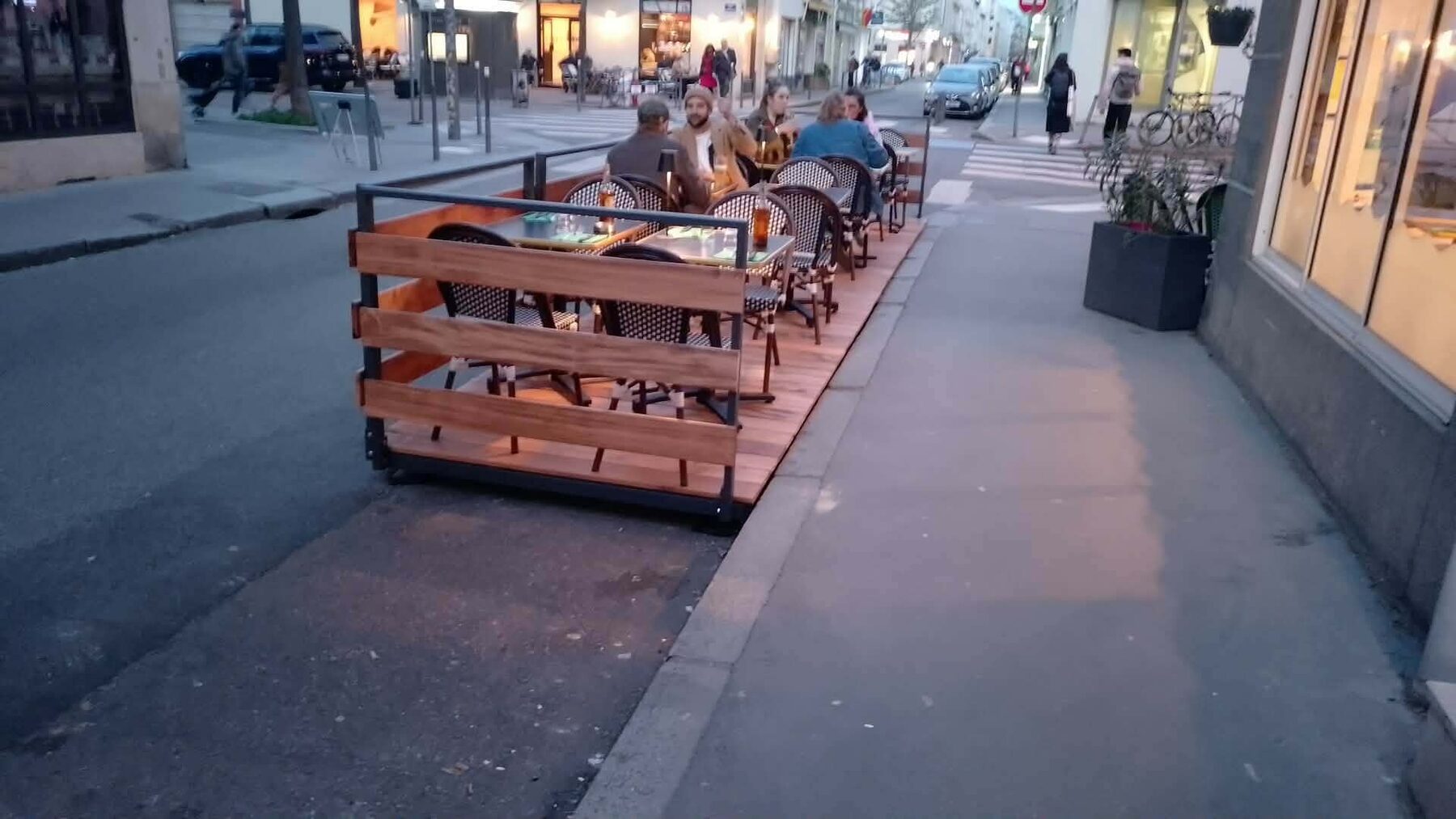 Terrasse commerciale en structure métallique et bois pour restaurant