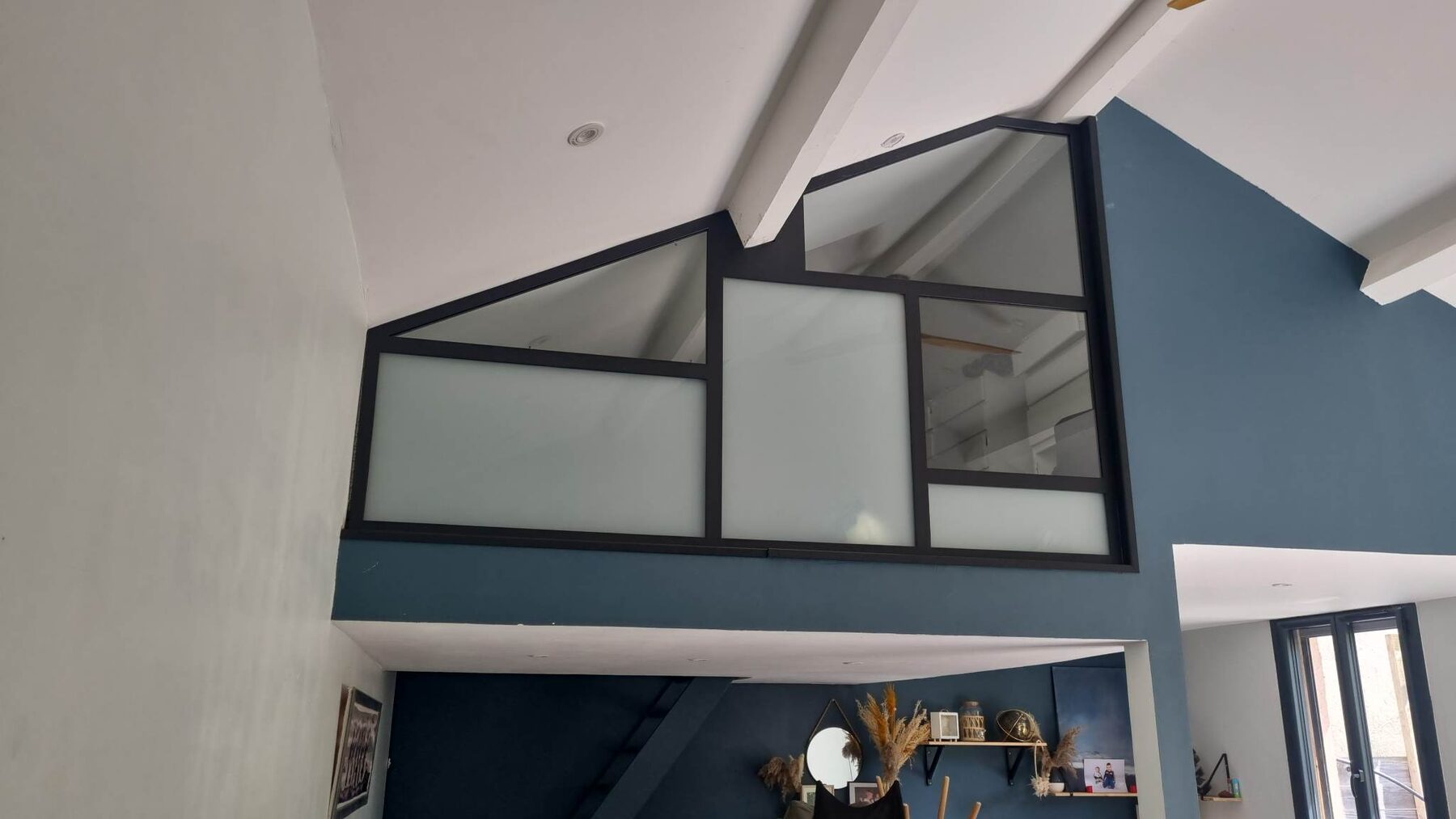 Verrière intérieure en métal noir et verre dépoli, atelier AMS